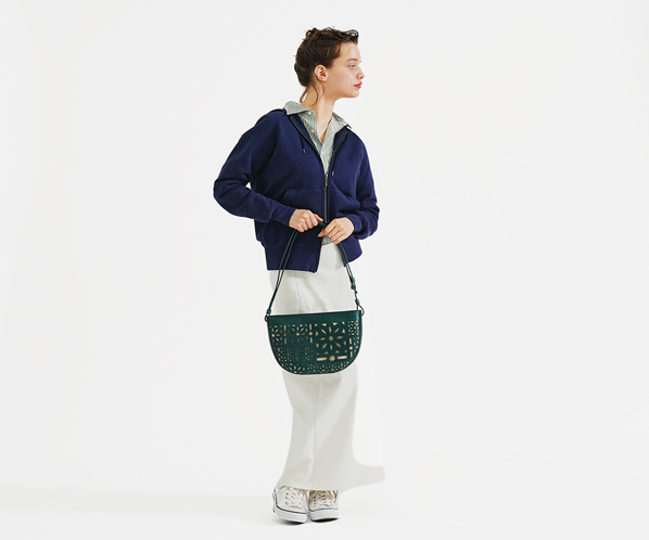 genten カットアウトフラワーレザーバッグ genten ブラウンレザー刺繍ショルダーバッグ フラワー カット