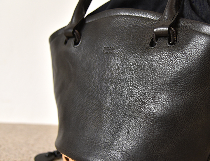 新しくなった季節限定のかごバッグ「ナヴォーナⅢ」｜革財布、バッグの